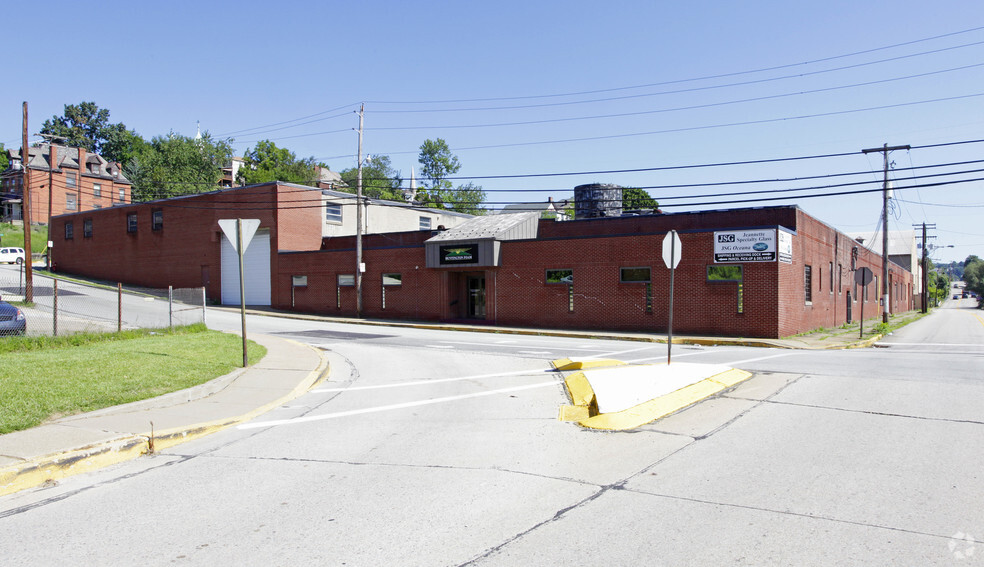 215 N 4th St, Jeannette, PA for sale - Primary Photo - Image 1 of 1