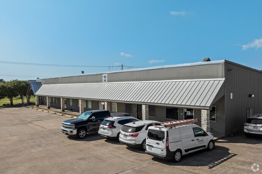 2900-2908 Finfeather Rd, Bryan, TX for sale - Primary Photo - Image 1 of 22