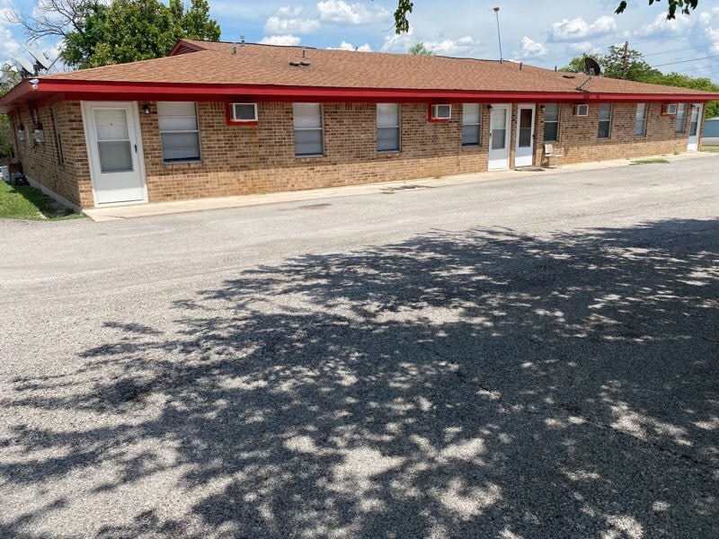 703 E Avenue J, Lampasas, TX for sale Primary Photo- Image 1 of 1