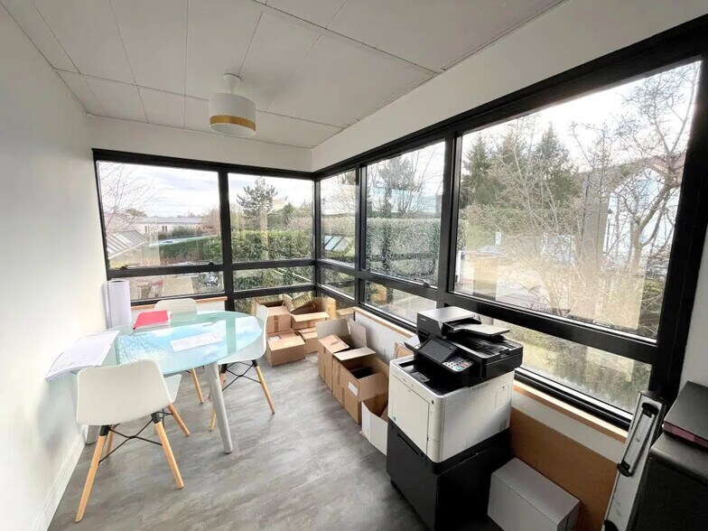 Office in Chambourcy for lease - Building Photo - Image 3 of 7