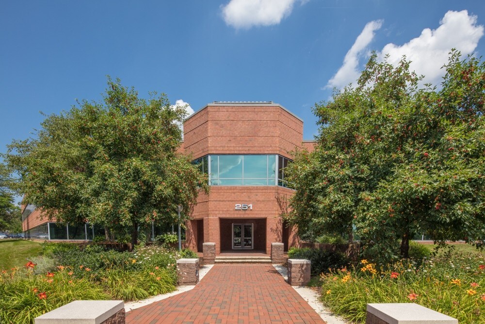 251 Salina Meadows Pky, Syracuse, NY for lease Building Photo- Image 1 of 7