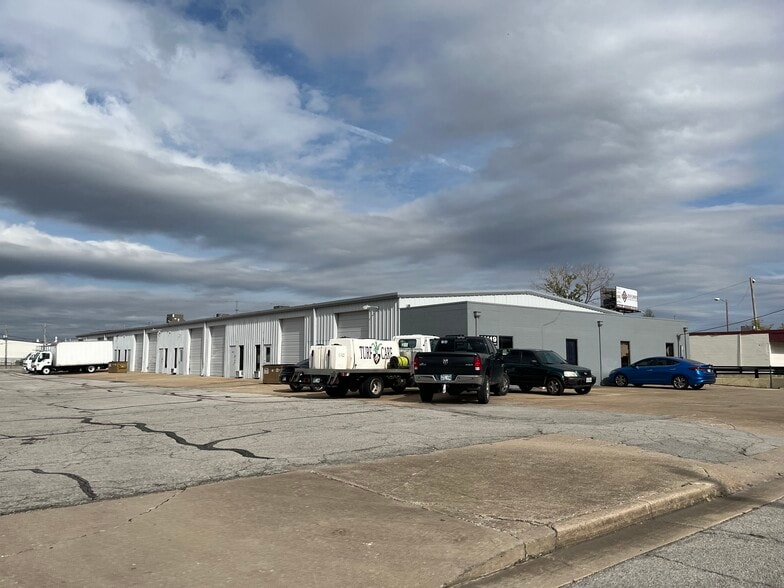 11119 E 56th St, Tulsa, OK for lease - Primary Photo - Image 1 of 7