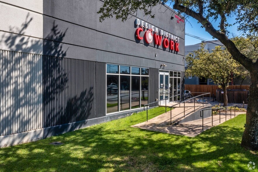 1500 Dragon St, Dallas, TX for lease - Building Photo - Image 3 of 7
