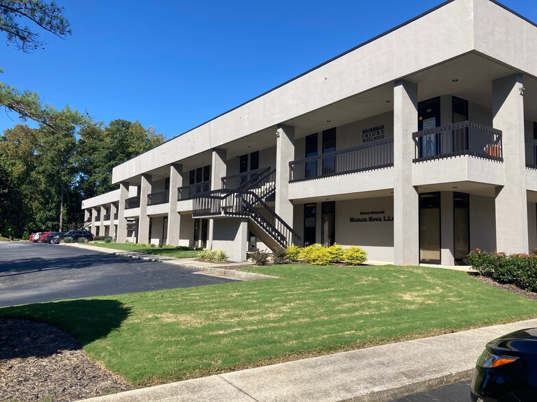 5825 Glenridge Dr NE, Sandy Springs, GA for lease - Building Photo - Image 1 of 30