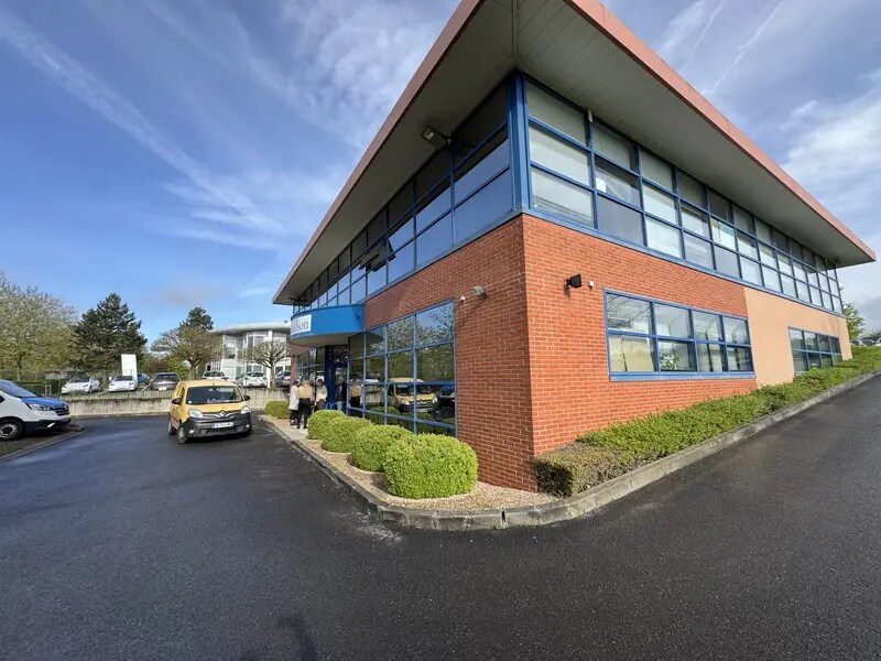 Flex in Vigny for lease Building Photo- Image 1 of 5