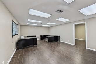 900-950 NE 40th Ct, Oakland Park, FL for lease Interior Photo- Image 1 of 18