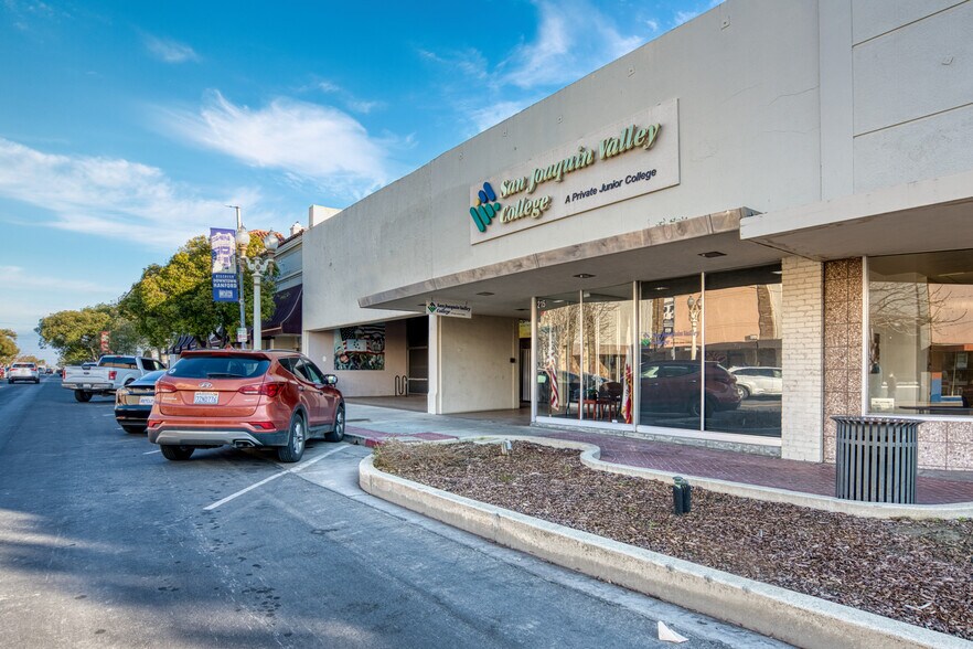 215 W 7th St, Hanford, CA 93230