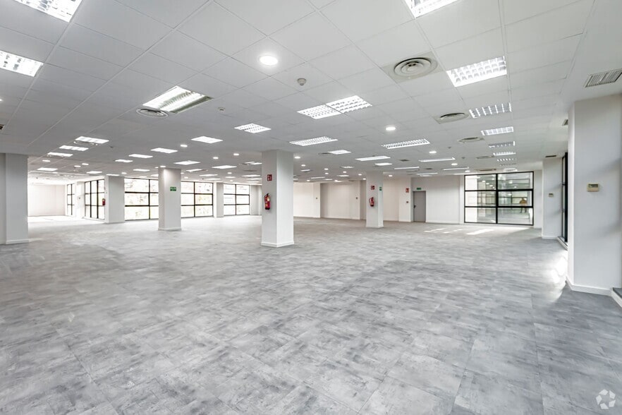 Avenida Manoteras, 32, Madrid, Madrid for lease - Building Photo - Image 2 of 12