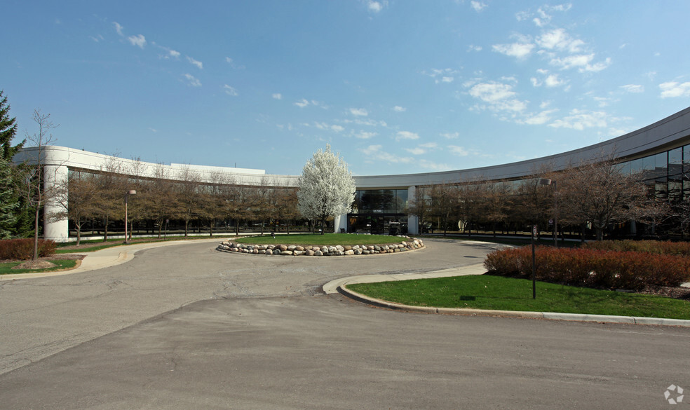 31700 Middlebelt Rd, Farmington Hills, MI for lease - Building Photo - Image 1 of 11