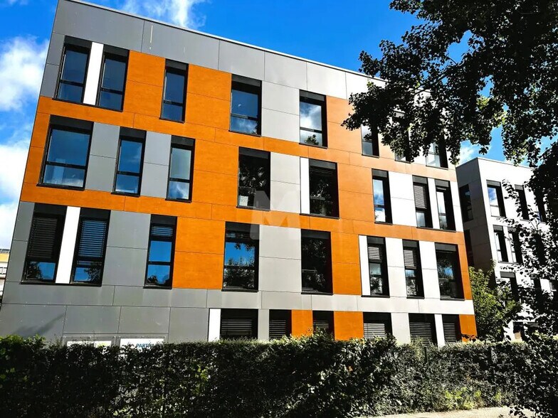 Office in Lieusaint for lease - Building Photo - Image 2 of 13