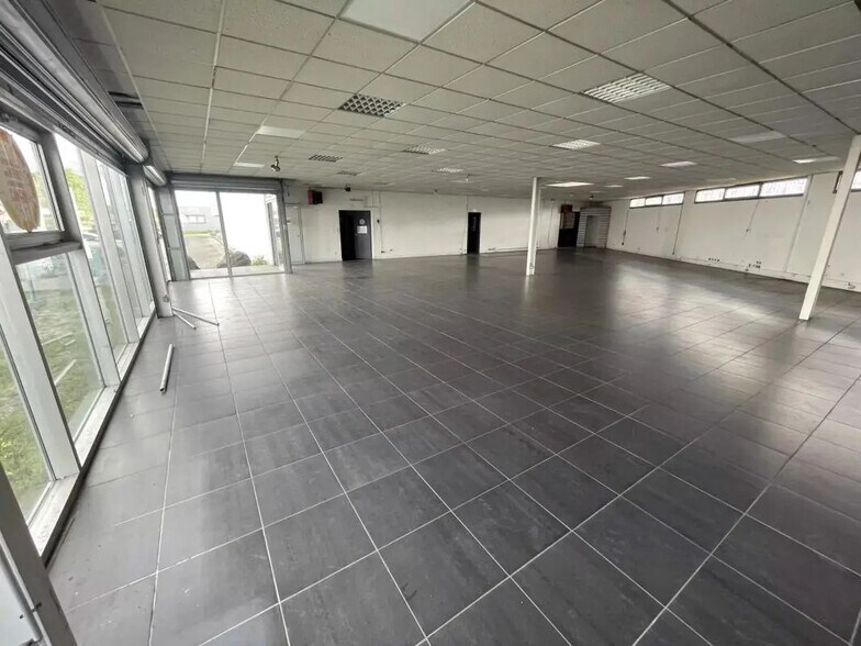 Retail in Eysines for lease - Interior Photo - Image 3 of 9