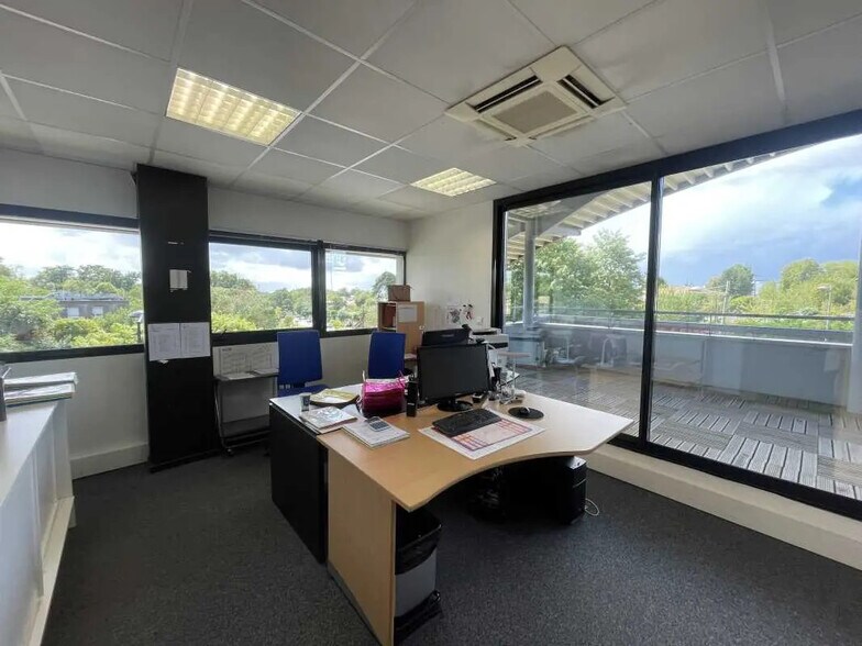 Office in Floirac for lease - Building Photo - Image 2 of 7