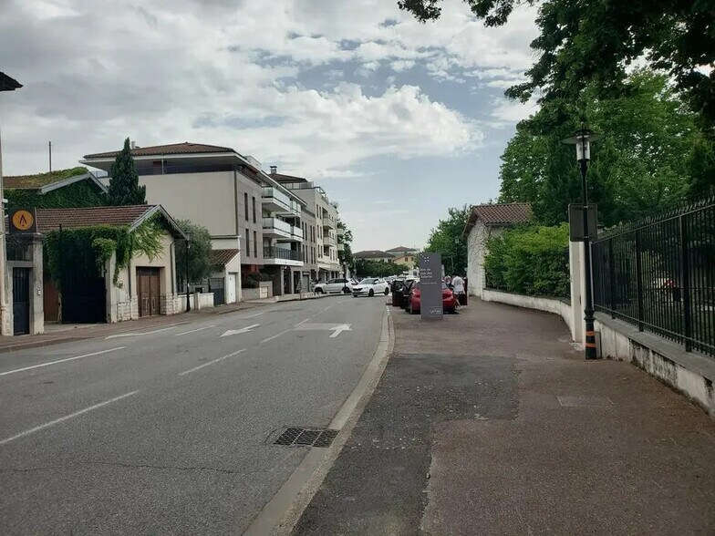 Retail in Genas for lease - Building Photo - Image 3 of 5