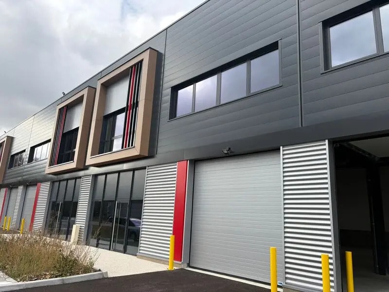 Flex in Saint-Laurent-de-Mure for lease Building Photo- Image 1 of 12