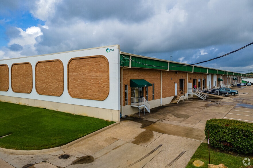 151 Regal Row, Dallas, TX for lease - Building Photo - Image 2 of 15