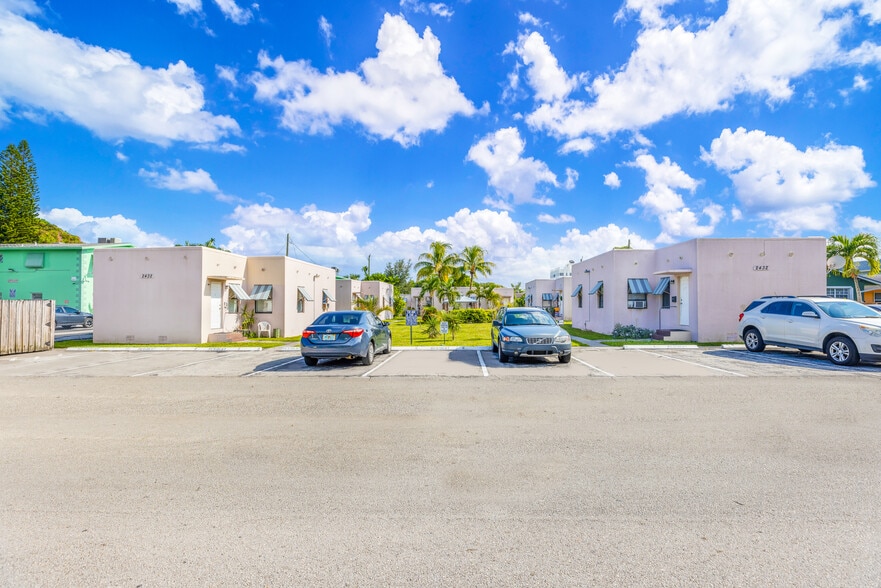2432 Taylor St, Hollywood, FL for sale - Building Photo - Image 1 of 1