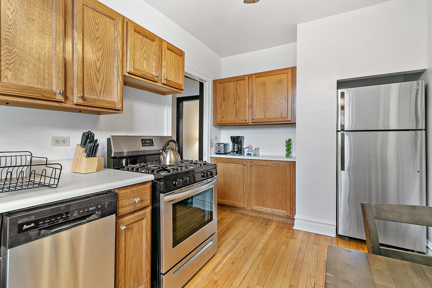 1911 W Larchmont Ave, Chicago, IL for sale - Interior Photo - Image 3 of 15