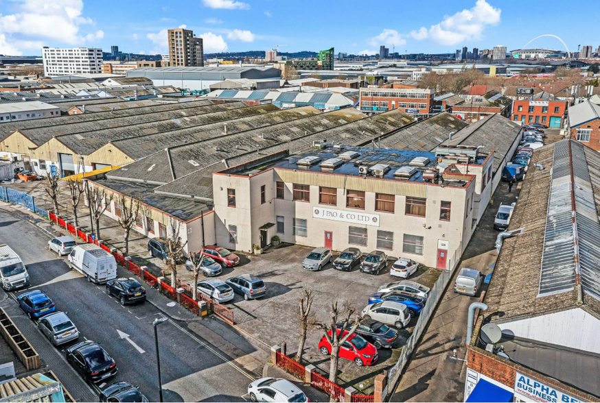 10-24 Standard Rd, London for lease - Primary Photo - Image 1 of 4