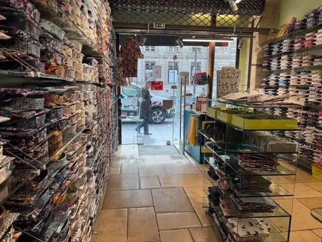 Retail in Paris for lease - Interior Photo - Image 3 of 7