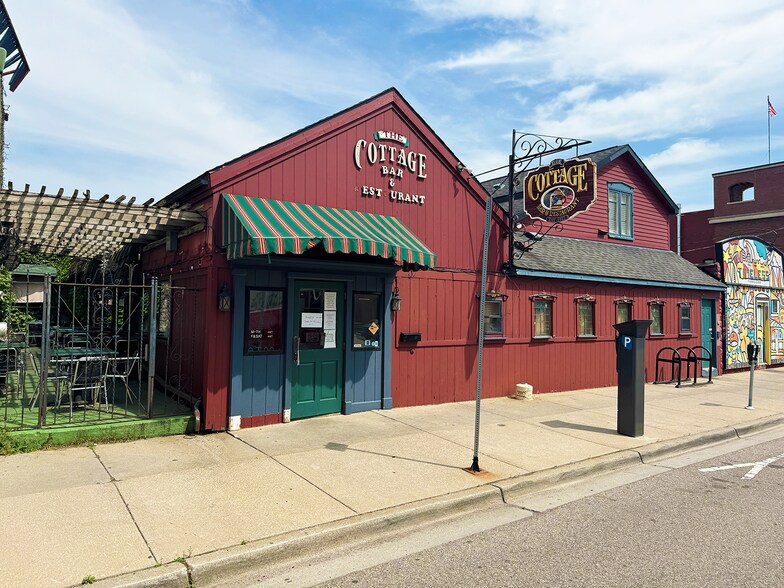 132 Fulton St, Grand Rapids, MI for lease - Building Photo - Image 1 of 6