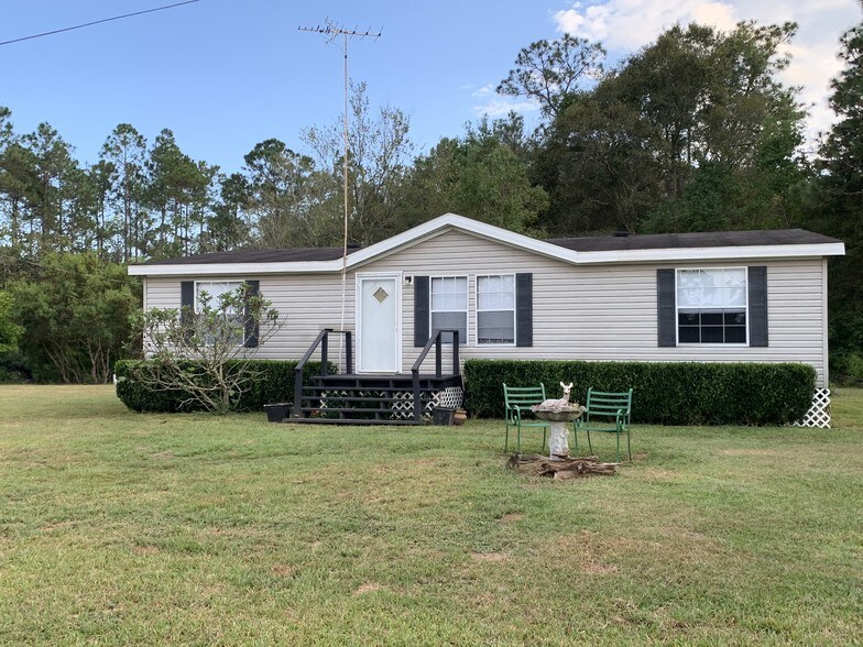 8521 Division Dr, Moss Point, MS 39562