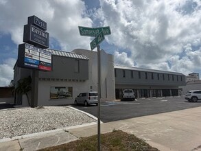 7910 N Tamiami Trl, Sarasota, FL for lease Building Photo- Image 2 of 3