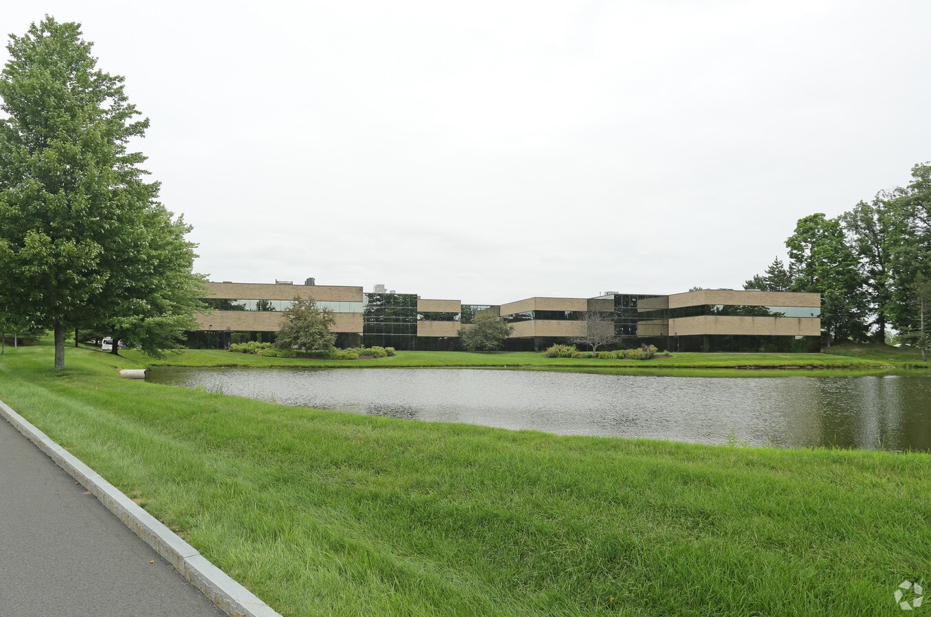 20 Airport Park Blvd Latham Ny www.loopnet.com