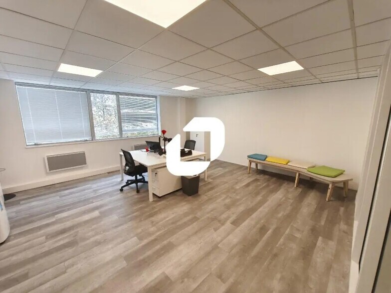 Office in Créteil for lease - Interior Photo - Image 2 of 10