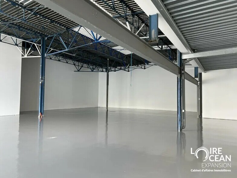 Retail in Angers for lease - Interior Photo - Image 2 of 5