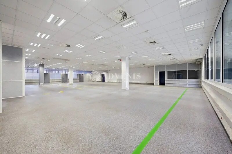 Flex in Paris for lease - Interior Photo - Image 2 of 5