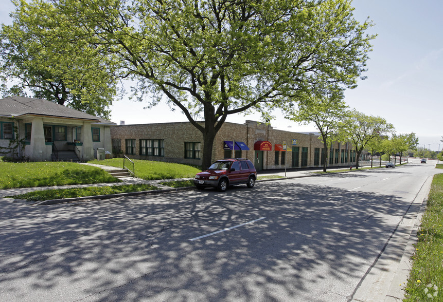 4212 W Highland Blvd, Milwaukee, WI for lease - Building Photo - Image 2 of 7