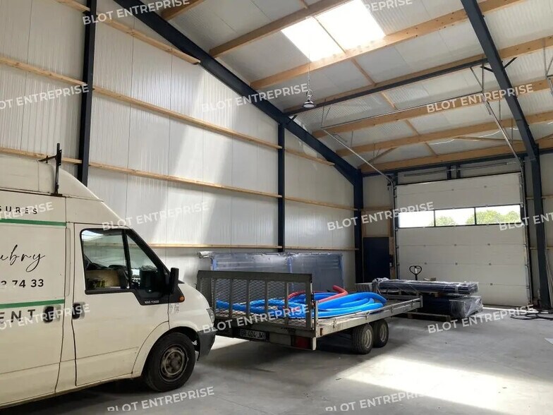 Flex in Évran for lease - Building Photo - Image 3 of 4