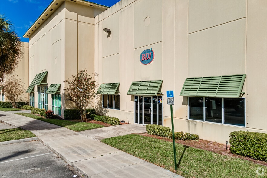 1901 Green Rd, Deerfield Beach, FL for lease - Building Photo - Image 3 of 16