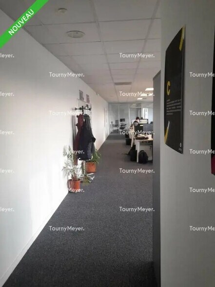 Office in Saint-Grégoire for lease - Interior Photo - Image 3 of 3