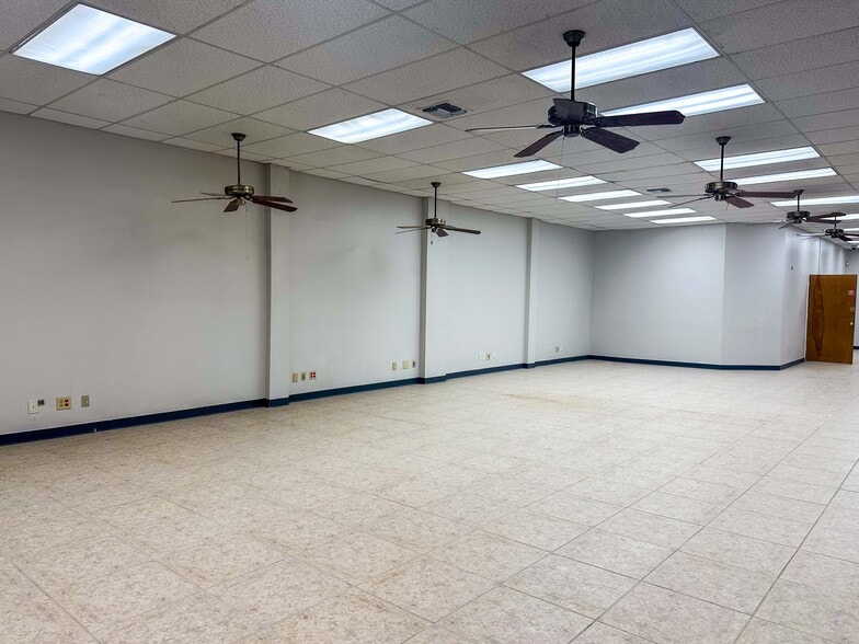 1905 Madison St, Laredo, TX for lease - Interior Photo - Image 3 of 4