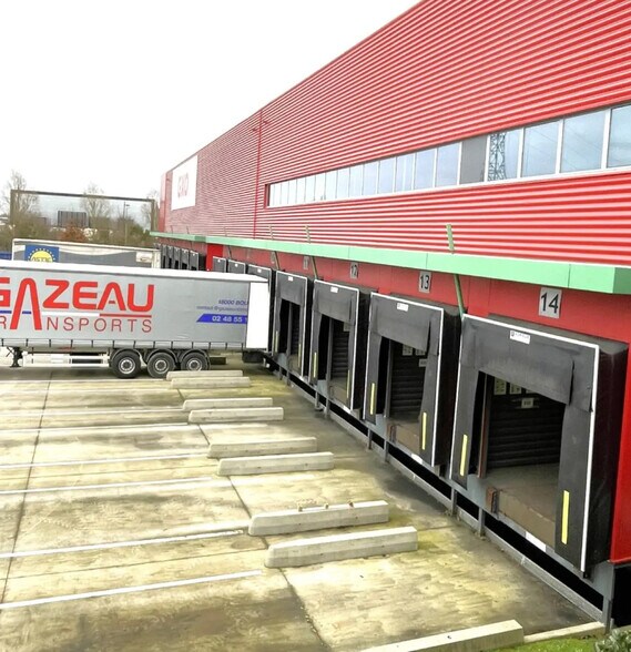 Industrial in Le Coudray-Montceaux for lease - Building Photo - Image 3 of 4