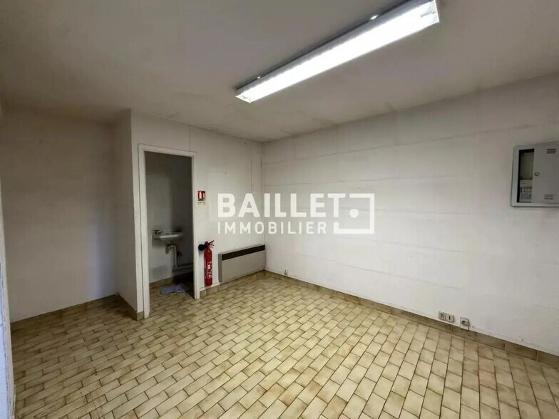 Office in Antibes for lease - Interior Photo - Image 3 of 6