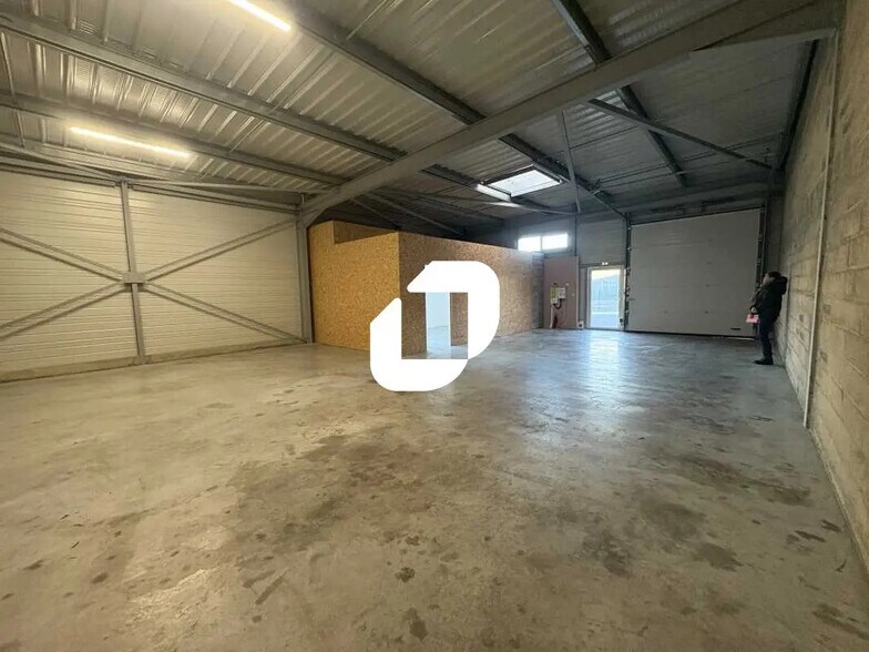 Office in Carbon-Blanc for lease - Interior Photo - Image 2 of 6