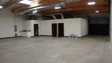 7647 Hayvenhurst Ave, Van Nuys, CA for lease Interior Photo- Image 2 of 8