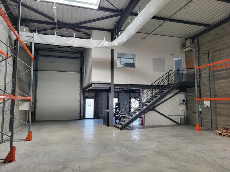 Flex in Corbas for lease - Interior Photo - Image 3 of 7