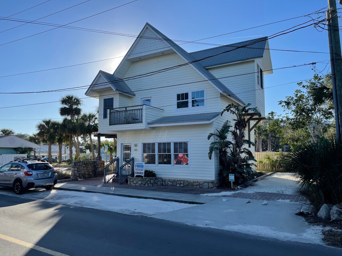 102 N Pine St, New Smyrna Beach, FL 32169