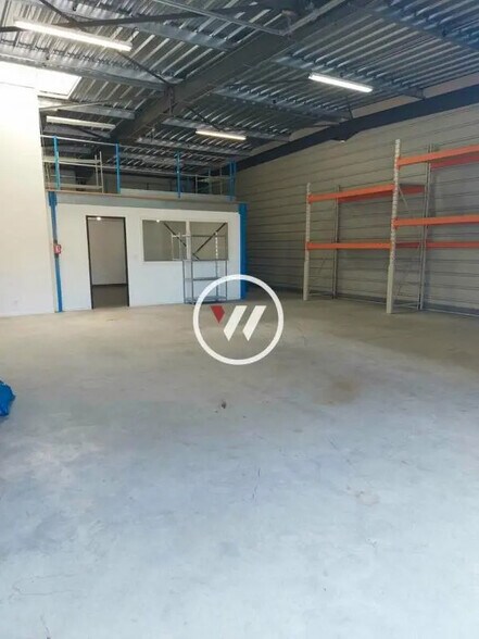 Flex in Roquefort-la-Bédoule for lease - Interior Photo - Image 2 of 4