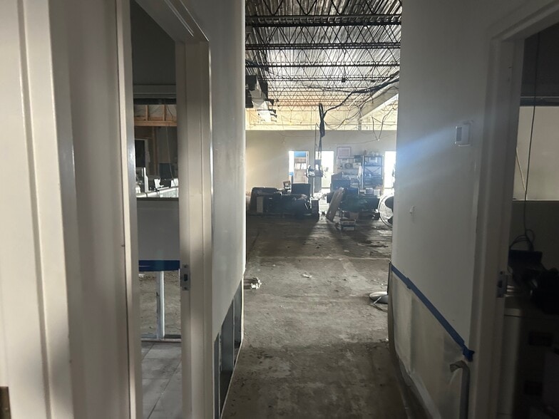 45 Sarah Dr, Farmingdale, NY for sale - Interior Photo - Image 2 of 5