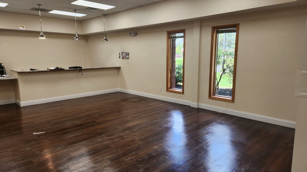 521 Vischer Ferry Rd, Clifton Park, NY for lease - Interior Photo - Image 3 of 3