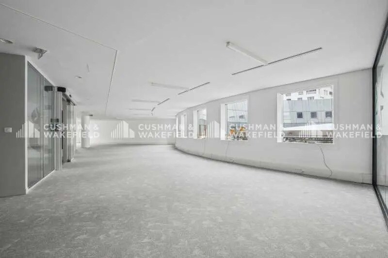 Office in Puteaux for lease Interior Photo- Image 1 of 2