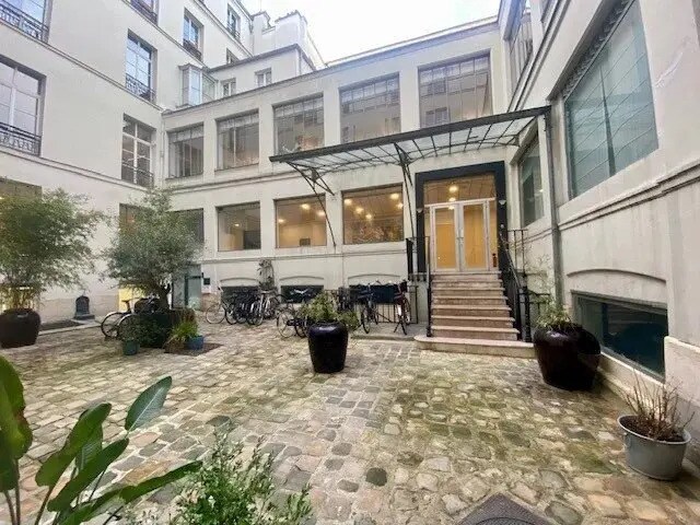 Flex in Paris for lease Building Photo- Image 1 of 15