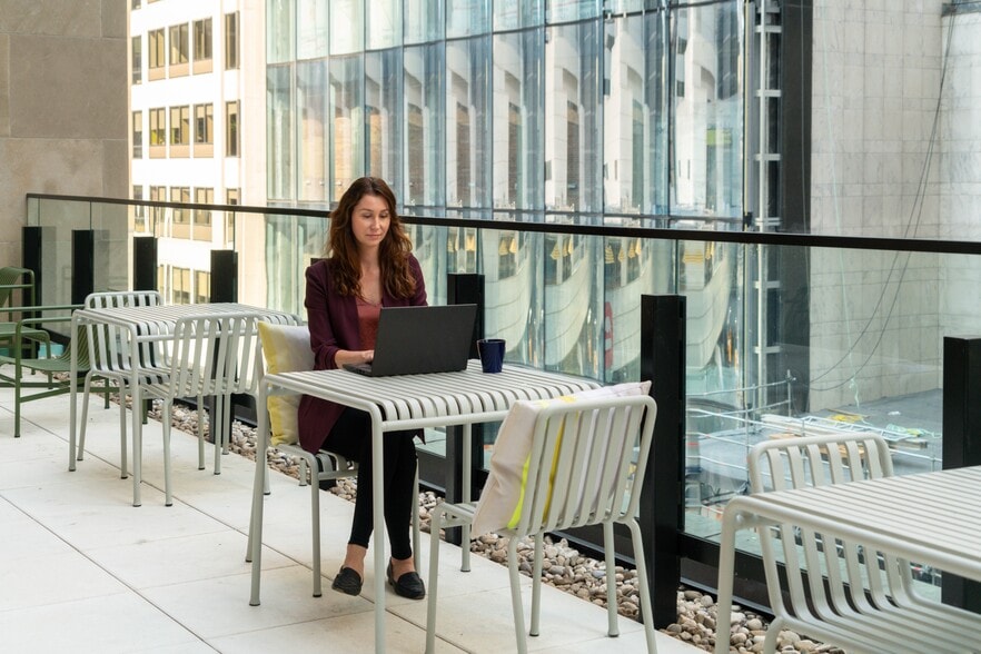 320 Bay St, Toronto, ON for lease - Building Photo - Image 3 of 11