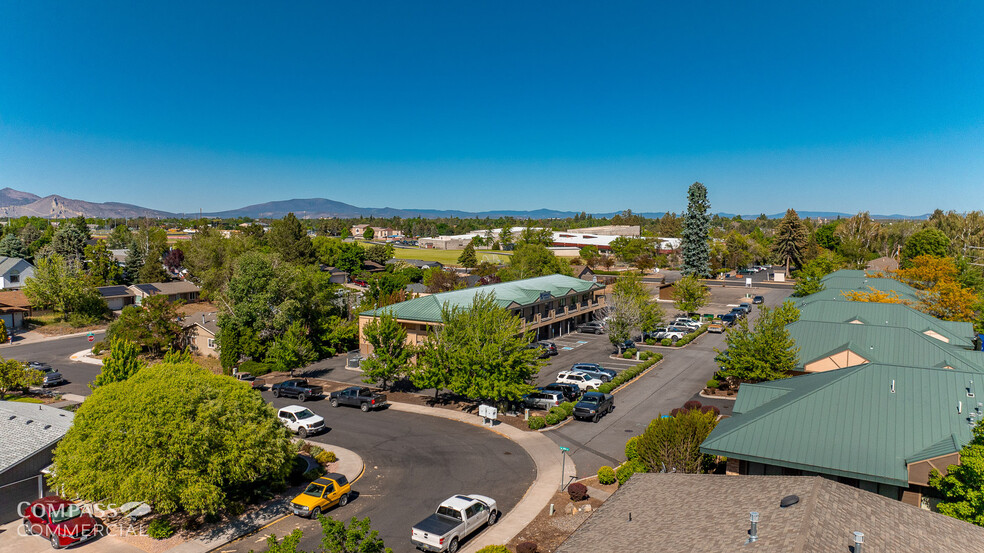 2363 SW Glacier Pl, Redmond, OR for lease - Building Photo - Image 2 of 8