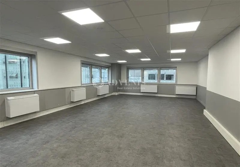 Office in Tremblay-en-France for lease - Interior Photo - Image 3 of 5