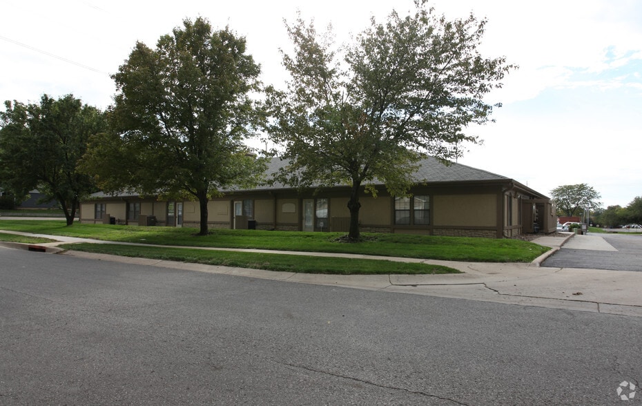 10600-10628 W 87th St, Overland Park, KS for lease - Building Photo - Image 3 of 17